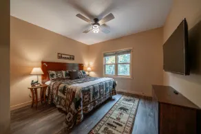Deluxe 4BR Lakefront Two Level Duplex - Image 4