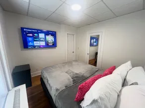 Cozy Home 5 STAR AREA W/Parking - Image 4