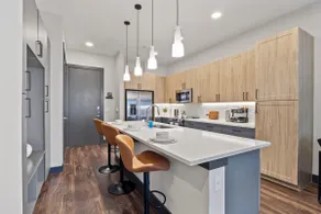 Lux 1BR Near Domain & DT+ Amenities & Free Parking - Image 2