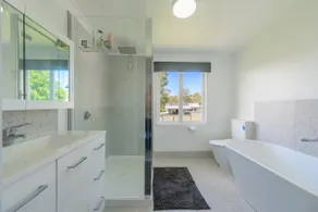 Renovated 3 bedroom home : Sleeps 8 : Fast WiFi - Image 4