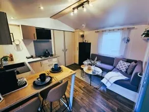 Neptune's Modern Mobile Home with SPA - Image 3