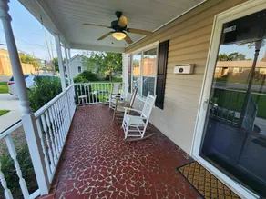 4 Bedroom City House with Porch, Deck & Pets - Image 3