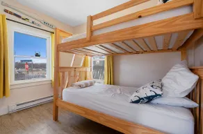 Renovated Coastal Haven: Camp Ellis Classic Escape - Image 4