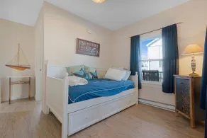 Renovated Coastal Haven: Camp Ellis Classic Escape - Image 3