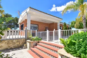 Exclusive Villa in Catadau: Pool & Private Gardens - Image 2