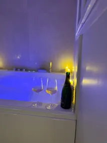 Romantic Room with bathtub (no bubbles) - Image 4