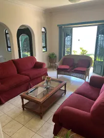 Beautiful and spacious house with garden and 2 garages - Image 2