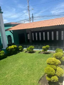 Beautiful and spacious house with garden and 2 garages - Image 3