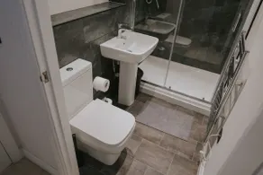Modern First Floor Apartment - Image 4