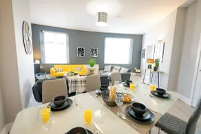 SPACIOUS & MODERN 3-BED & High Ceiling - Image 4