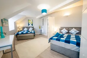 SPACIOUS & MODERN 3-BED & High Ceiling - Image 2