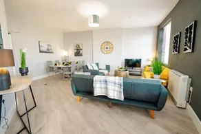 SPACIOUS & MODERN 3-BED & High Ceiling - Image 3