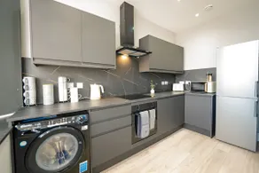 SPACIOUS & MODERN 3-BED & High Ceiling - Image 5
