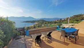 Mini villa avec jardin et terrasse panoramique à 150m. de la mer. - Image 4