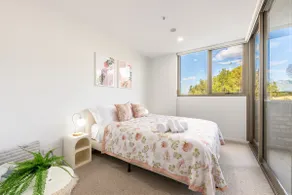 Woden Retreat near Hospital, Pool, Gym n Parking - Image 3