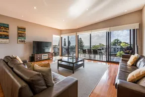 Regency Beach Family House - Image 2