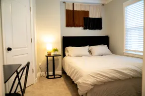 Private Unit / Kitchen / Full bath / Queen bed - Image 2