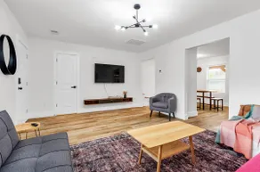 Spacious 4BR Getaway - BBQ, Workspace, Parking - Image 3