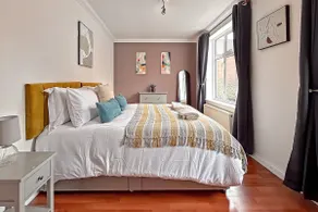 Sleeps 4 | Town Centre | Parking | High Street - Image 2