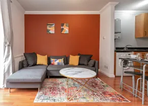 Sleeps 4 | Town Centre | Parking | High Street - Image 3