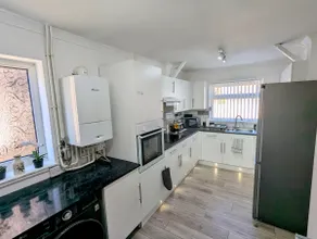 Castleford nest 3 bed driveway 2 Free Parking 6ppl - Image 5