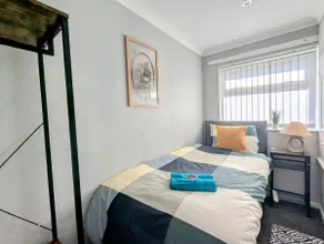 Castleford nest 3 bed driveway 2 Free Parking 6ppl - Image 4
