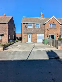 Castleford nest 3 bed driveway 2 Free Parking 6ppl - Image 2
