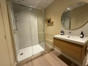 Spa Suite 3 – Free Private Parking in Reims - Image 2