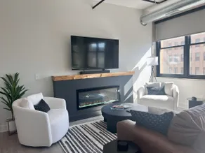 Comfy Urban Retreat - Image 2