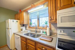 Twyla’s Treehouse - Cozy 3-bed, 3-bath cabin - Image 4