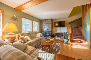 Twyla’s Treehouse - Cozy 3-bed, 3-bath cabin - Image 5