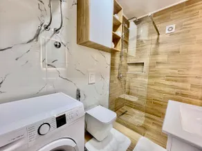 Deluxe One-Bedroom Apartment with Private Parking - Image 5