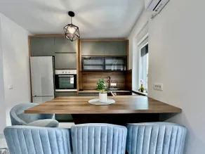 Deluxe One-Bedroom Apartment with Private Parking - Image 3