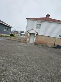 Clean Historic Main street downstairs bungalow - Image 3
