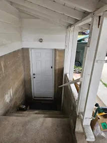 Clean Historic Main street downstairs bungalow - Image 4