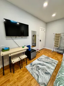 Sunny & Cozy Private Studio – Fast NYC Access! - Image 4