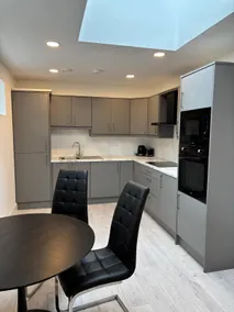 Deluxe Town Centre Apartment for 3 - Image 3
