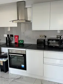 2bed| rail stn| town centre| hospital|contractors - Image 3