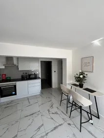 2bed| rail stn| town centre| hospital|contractors - Image 2