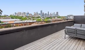 Amazing city views in cool hood 2 bed - Image 2
