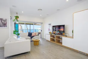 Spacious 4BR Riverfront Getaway in Taren Point - Image 2