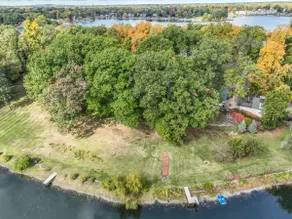 Waterfront Paradise-2 Lake Views in Prime Location - Image 4