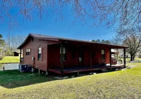 Cabin on the Pond - Image 4