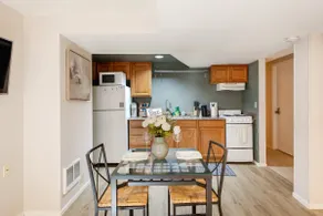 Comfy 1b1b Lower Unit | Prime UW Location - Image 5