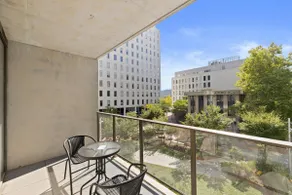 Modern & Central 2b1b w free parking @ Capitol - Image 5