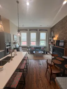 Luxury Downtown Apartment - Image 2