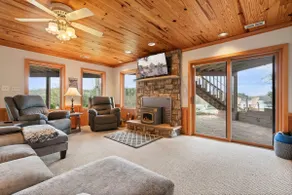 Little Bit O' Heaven Retreat with HotTub - Image 3