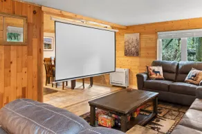 Rainier Christmas Cabin w/ Hot Tub-Cinema-WiFi - Image 3