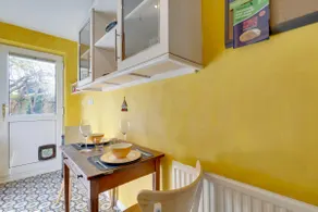Charming Ground Floor Flat with Free Parking - Image 5
