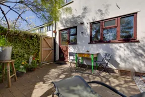 Charming Ground Floor Flat with Free Parking - Image 4